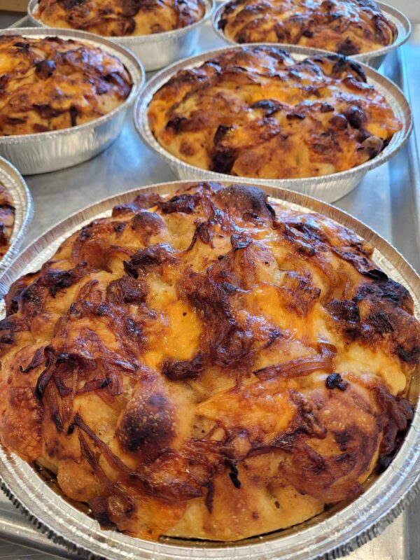 Focaccia de la semaine - Confit d'oignons, dattes et fromage