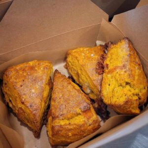Scones à la citrouille, sauge et cheddar